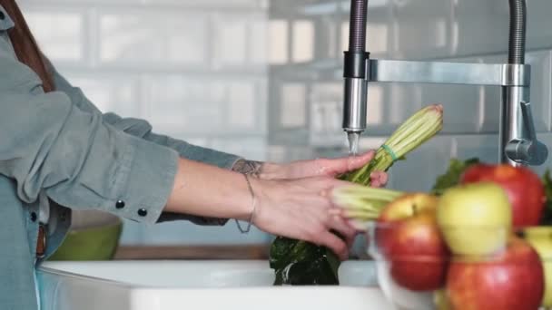Nærbillede Kvindelige Hænder Vasker Spinatblade Ruller Vandet Mens Står Køkkenet – Stock-video