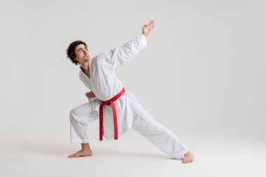Beyaz arkaplana karşı izole edilmiş karateci egzersizi