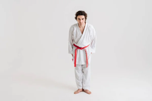 Joven Deportista Caucásico Vestido Con Práctica Kimono Karate Aislado Sobre —  Fotos de Stock