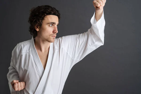 Ung Kaukasisk Idrettsmann Utkledd Kimono Trening Karate Isolert Grå Bakgrunn – stockfoto