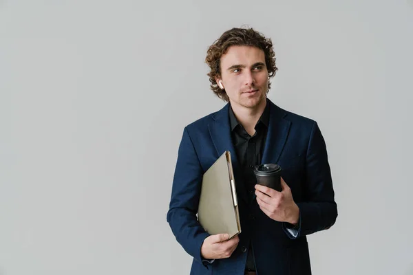 Homem Bonito Confiante Fones Ouvido Posando Com Café Pasta Isolada — Fotografia de Stock