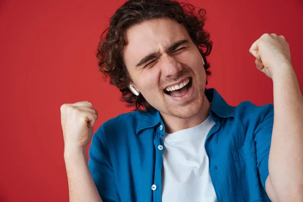 Emocionado Hombre Guapo Los Auriculares Haciendo Gesto Ganador Aislado Sobre — Foto de Stock