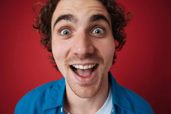 Excited Handsome Man Expressing Surprise Camera Isolated Red Background — Stock Photo, Image