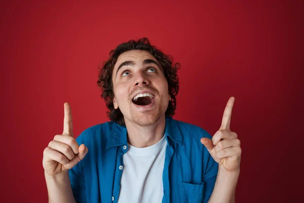 Excited Handsome Man Looking Pointing Fingers Upward Isolated Red Background — Stock Photo, Image