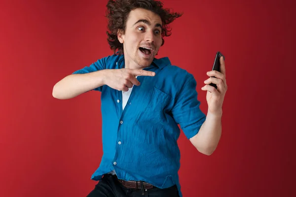 Homme Excité Tenant Pointant Doigt Son Téléphone Portable Tout Sautant — Photo