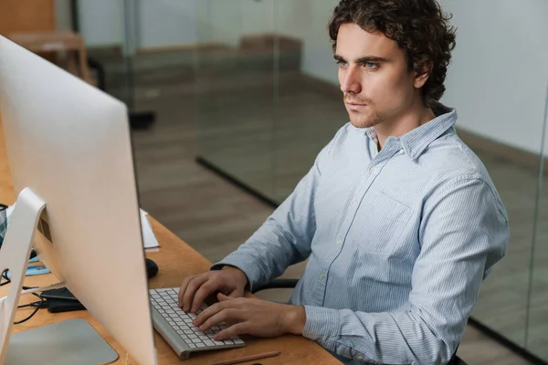 Jovem Empresário Ocupado Confiante Sentado Mesa Escritório Trabalhando Computador Digitando — Fotografia de Stock