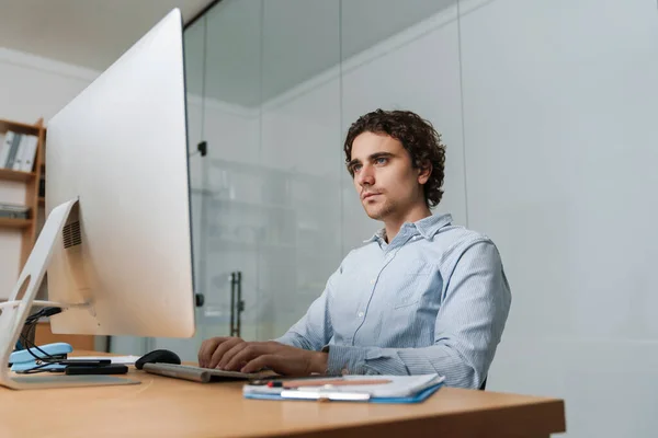 Zelfverzekerde Jonge Drukke Ondernemer Zit Aan Het Bureau Werken Computer — Stockfoto