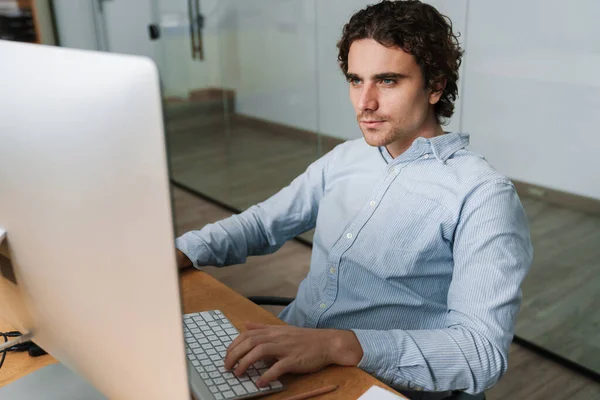 Caucásico Joven Hombre Negocios Camisa Trabajo Computadora Oficina —  Fotos de Stock