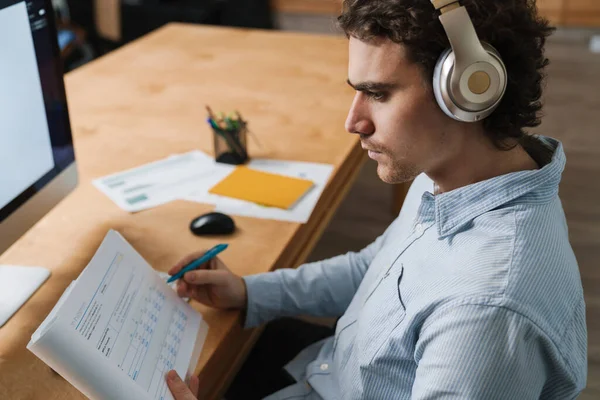 Hombre Negocios Joven Caucásico Auriculares Con Documentos Papel Mientras Trabaja — Foto de Stock