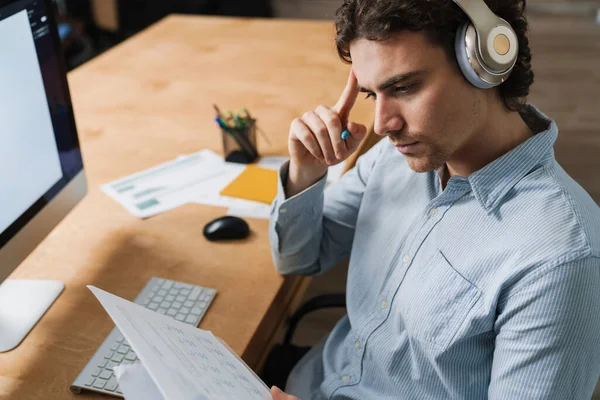 Hombre Negocios Joven Caucásico Auriculares Con Documentos Papel Mientras Trabaja — Foto de Stock