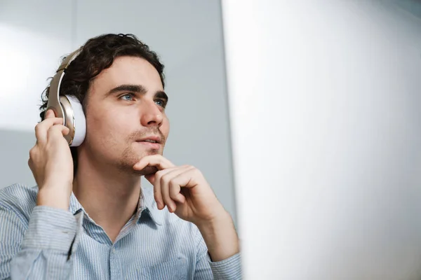 Caucasiano Jovem Empresário Feliz Fones Ouvido Sorrindo Enquanto Trabalhava Computador — Fotografia de Stock