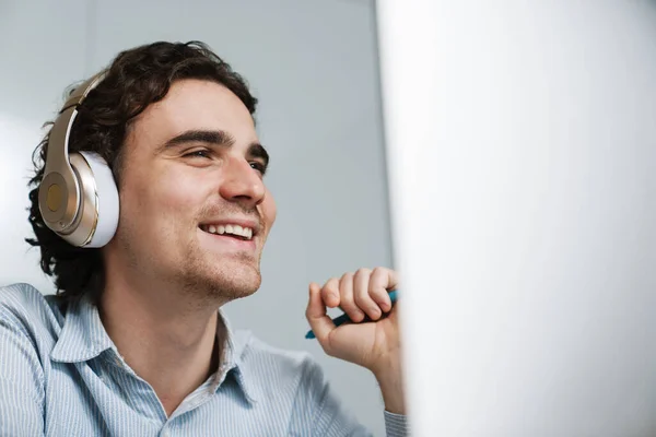 Caucásico Joven Feliz Hombre Negocios Los Auriculares Sonriendo Mientras Trabaja — Foto de Stock