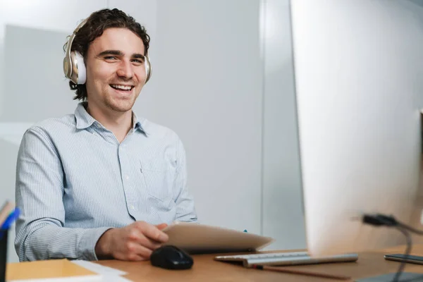 Giovane Uomo Affari Felice Caucasico Cuffia Sorridente Mentre Lavora Computer — Foto Stock