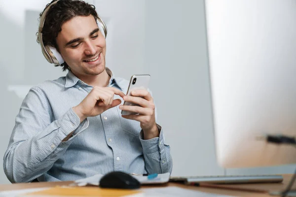 Sonriente Joven Empresario Feliz Utilizando Teléfono Móvil Mientras Está Sentado — Foto de Stock