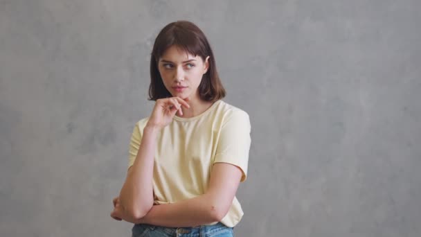 Ragazza Pensierosa Con Capelli Corti Che Pensa Qualcosa Idea Mentre — Video Stock