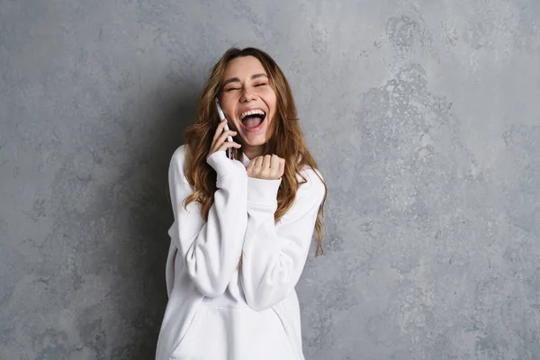 Portrait Une Femme Décontractée Souriante Tenant Smartphone Sur Fond Gris — Photo