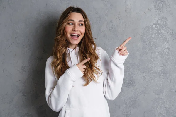 Retrato Una Alegre Joven Muy Excitada Ropa Casual Presentando Espacio — Foto de Stock