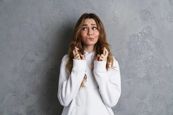 Ziemlich Glückliche Frau Hält Palmen Zusammen Fragt Hofft Auf Etwas — Stockfoto