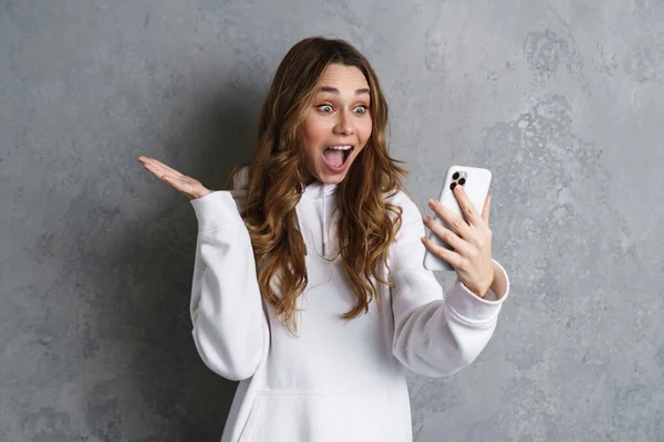 Joyeux Excité Jeune Femme Avec Téléphone Mobile Sur Appel Vidéo — Photo