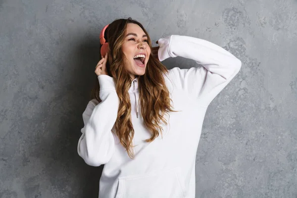 Alegre Chica Encantadora Escuchando Música Con Auriculares Bailando Aislado Sobre —  Fotos de Stock