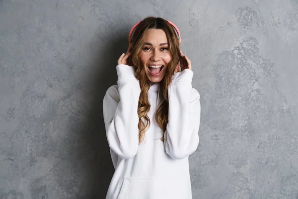 Alegre Chica Encantadora Escuchando Música Con Auriculares Bailando Aislado Sobre —  Fotos de Stock