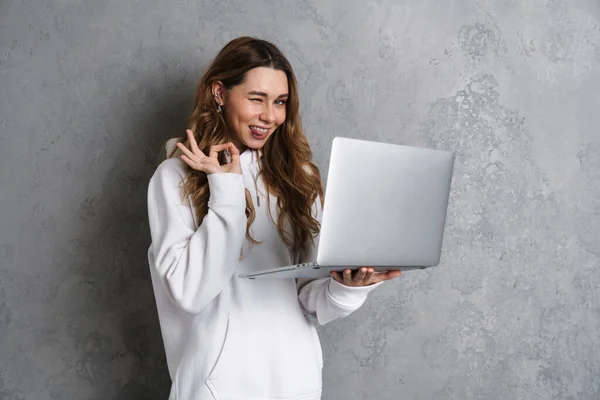 Счастливая Возбужденная Молодая Женщина Повседневной Одежде Помощью Ноутбука Компьютер Изолирован — стоковое фото