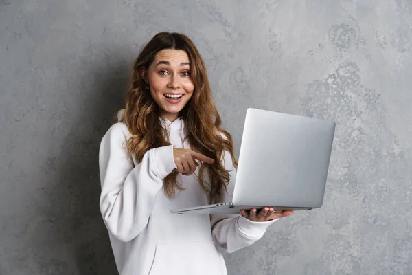 Feliz Animado Jovem Mulher Roupas Casuais Usando Computador Portátil Isolado — Fotografia de Stock