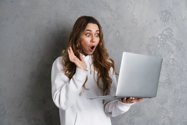 Retrato Uma Mulher Chocada Segurando Computador Portátil Enquanto Estava Isolado — Fotografia de Stock