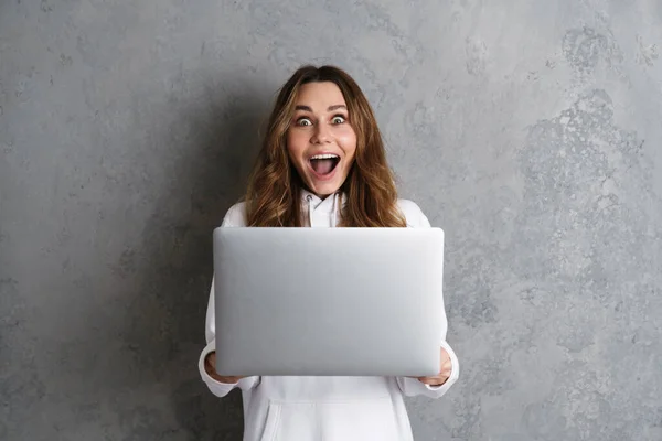 Feliz Animado Jovem Mulher Roupas Casuais Usando Computador Portátil Isolado — Fotografia de Stock