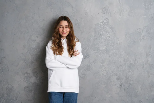 Retrato Una Alegre Encantadora Jovencita Ropa Casual Posando Aislada Sobre —  Fotos de Stock