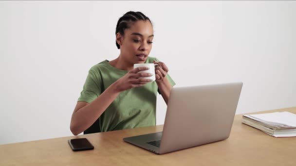 Lächelnde Afroamerikanerin Benutzt Ihren Laptop Während Sie Büro Eine Tasse — Stockvideo