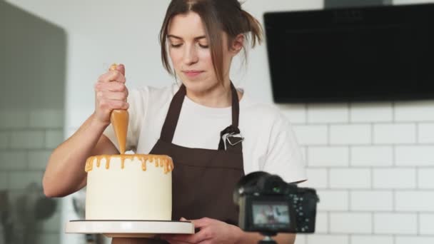 Femeie Zâmbitoare Patiserie Bucătar Turnarea Caramel Sărat Tort Spune Ceva — Videoclip de stoc