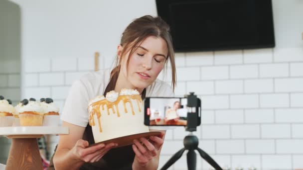 Seorang Wanita Yang Terkonsentrasi Kue Kering Koki Menunjukkan Pada Kamera — Stok Video