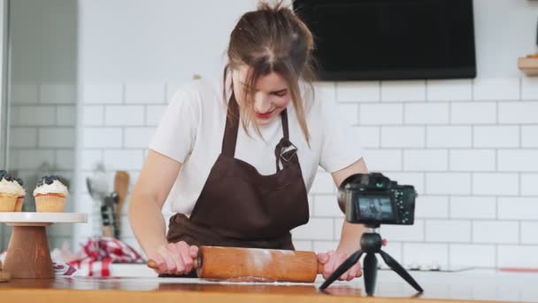 Seorang Koki Wanita Membuat Adonan Dengan Pin Bergulir Atas Meja — Stok Video