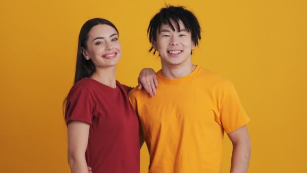 Happy Multinational Couple Man Woman Posing Camera Standing Isolated Yellow — Stock Video