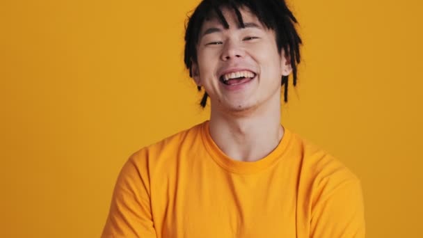 Hombre Coreano Sonriente Posando Pie Aislado Sobre Una Pared Amarilla — Vídeo de stock