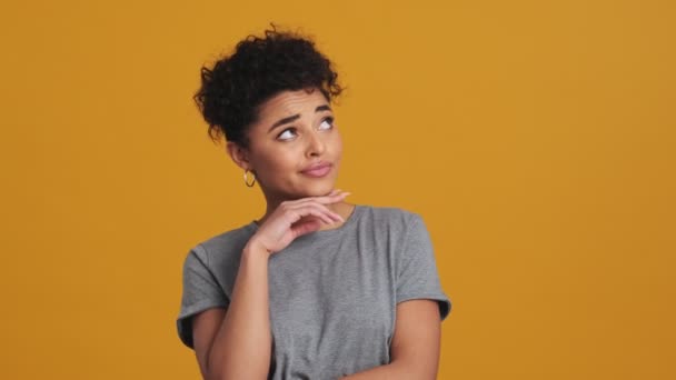 Uma Mulher Americana Perplexa Vestindo Camiseta Básica Cinza Está Encolhendo — Vídeo de Stock