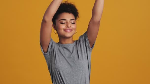 Uma Bela Mulher Americana Relaxada Vestindo Camiseta Básica Cinza Está — Vídeo de Stock