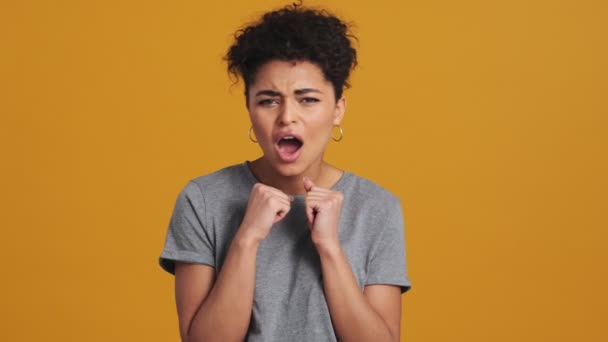 Une Femme Américaine Concentrée Portant Shirt Gris Basique Regarde Quelque — Video