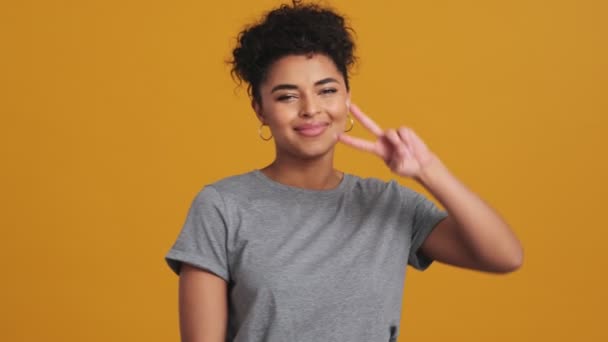 Μια Θετική Αμερικανίδα Που Φοράει Γκρι Μπλουζάκι Κάνει Μια Χειρονομία — Αρχείο Βίντεο