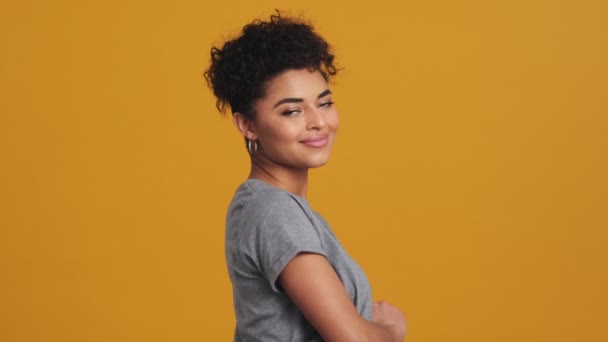 Una Encantadora Mujer Americana Vestida Con Una Camiseta Gris Básica — Vídeos de Stock