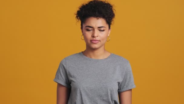 Una Mujer Americana Seria Usando Una Camiseta Gris Básica Está — Vídeos de Stock
