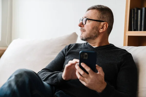 Ernsthafter Erwachsener Unrasierter Mann Mit Brille Benutzt Handy Während Hause — Stockfoto