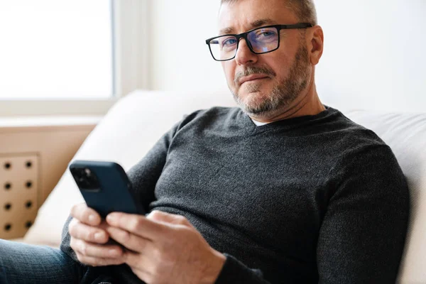 Ernsthafter Erwachsener Unrasierter Mann Mit Brille Benutzt Handy Während Hause — Stockfoto