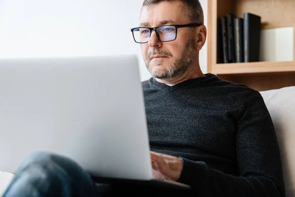 Ernsthafter Erwachsener Unrasierter Mann Arbeitet Hause Mit Laptop — Stockfoto