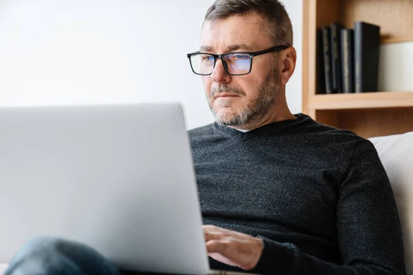 Ernsthafter Erwachsener Unrasierter Mann Arbeitet Hause Mit Laptop — Stockfoto