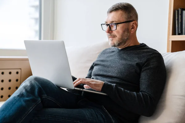 Ernsthafter Erwachsener Unrasierter Mann Arbeitet Hause Mit Laptop — Stockfoto