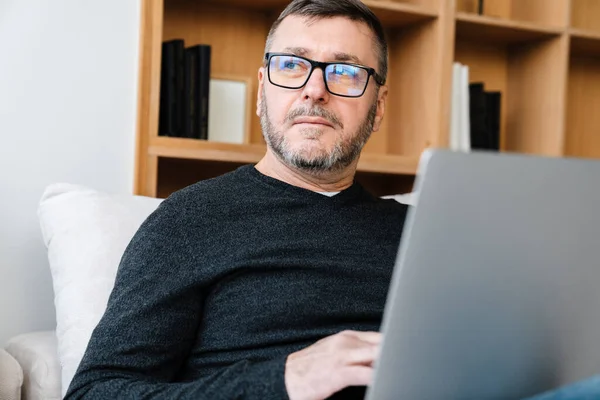 Ernsthafter Erwachsener Unrasierter Mann Arbeitet Hause Mit Laptop — Stockfoto