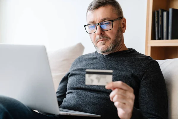 Hombre Adulto Serio Sin Afeitar Usando Tarjeta Crédito Mientras Trabaja — Foto de Stock