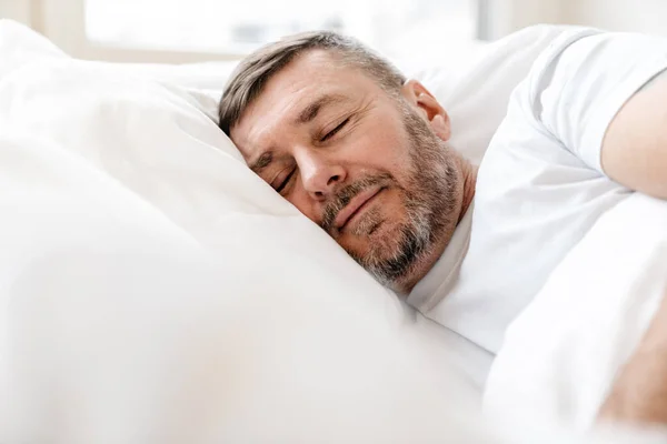 Békés Felnőtt Borotválatlan Férfi Alszik Miközben Otthon Fekszik Ágyban — Stock Fotó